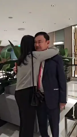 ทักษิณ บินกลับไทยแล้ว ยิ่งลักษณ์มาส่ง #ทักษิณกลับไทย 