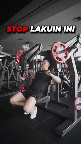 Incline Machine Press menurut gua salah satu mesin yang bisa sangat beneficial jika target kalian adalah hypertrophy pada upper chest - clavicular head.  Perhatikan posisi duduk kalian yang sebaiknya nyender full pada kursi, karena design dari machine adalah untuk menyamakan path of resistance dengan serat otot upper pecs kalian. Perhatikan juga tempo latihan, gua mau kalian manfaatin kenyamanan dari machine dan berlatih dengan kontrol yang maksimal. #gym #strength #gymtips 
