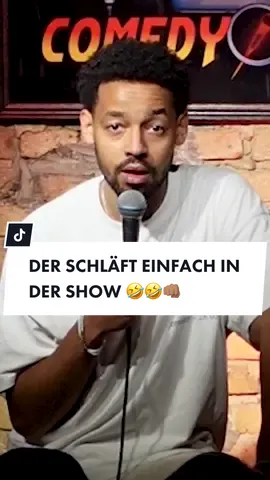 DER SCHLÄFT EINFACH 🤣🤣 DAS DOCH ZU VIEL!! #banarby #standup #comedy #crowd #fyp #berlin 