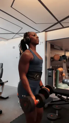 Y'all still skippin' upper body workouts? Smh.  #CapCut #strongwomen #fitgirl #gymgirl 