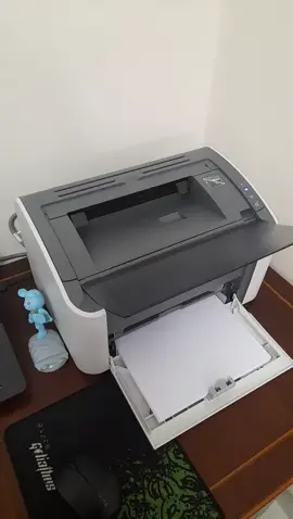 Máy in Canon 2900 là một máy in laser đen trắng đáng tin cậy và hiệu suất cao. Với tốc độ in lên đến 12 trang mỗi phút, máy in này phù hợp cho các công việc văn phòng và cá nhân. Canon 2900 có khả năng in ấn chất lượng cao, với độ phân giải lên đến 2400 x 600 dpi, đảm bảo cho bản in rõ nét và sắc nét. Với thiết kế nhỏ gọn và dễ sử dụng, Canon 2900 là một lựa chọn tuyệt vời cho nhu cầu in ấn hàng ngày.có hố chợ ae thợ