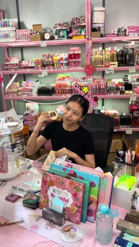 My dear, I'm zelma, welcome to the beauty factory live broadcast room, every live broadcast will give you the best discounts and gifts, new products are launched every day, and the audience can place an order for the little yellow car if they like it.