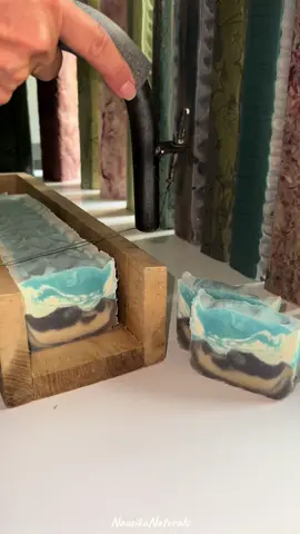 Szappanvágás folyamatban… 🤍NauzikaNaturals🤍 #szappan #handmade #soap #natural #handmadesoap #soapcutting #nauzikanaturals 
