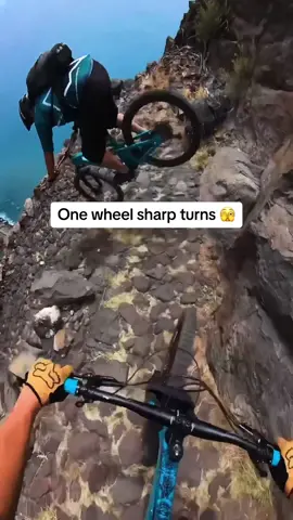 This POV will leave you on the edge of your seat 😳 #pov #mountainbike #cliffriding #cliffhanger (fran_palmero/IG) 