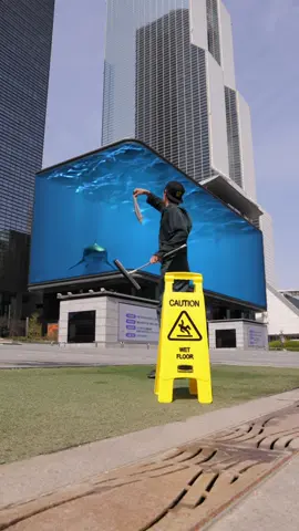 Careful feeding those 3D Billboards #sharks #dayinthelife #3d #aquarium 