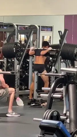 Dude took his shirt off after and had the whole gym mirin👹 #gymfails #funnyvideos #makehimfamous #1repmax #egolifter 