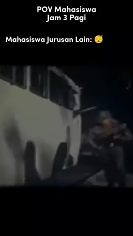 Wkwkwkw ya gak semua gitu yak, beberapa saja 🤣 Btw video di atas merupakan salah satu cuplikan ketika gerakan G30S yang berisi anggota Resimen Cakrabirawa melakukan aksi penculikan terhadap para jenderal. Resimen Cakrabirawa merupakan sebuah satuan keamanan presiden pada masa pemerintahan Presiden Soekarno. Resimen ini sendiri berisi para anggota TNI Angkatan Darat, Angkatan Laut, Angkatan Udara, dan Kepolisian Republik Indonesia. Mereka memiliki missi khusus untuk menjaga keamanan Presiden Republik Indonesia. Resimen ini sendiri dibentuk pada 6 Juni 1962 berdasarkan Surat Keputusan Presiden/Panglima Tertinggi Angkatan Bersenjata Republik Indonesia No. 211/Plt/1962. Usuan nama resimen ini lahir dari usuan Hankam dan dari Surat Keputusan Presiden RI tertanggal 6 Juni 1962 No. 211/PLT/1962. Resimen ini sendiri pada awalnya dipimpin oleh Brigadir Jenderal Mohammad Sabur dan Kepala Staff nya dijabat oleh Kolonel Maulwi Saelan. Resimen ini beranggotakan sekitar 3000 pasukan elit yang diambil dari tiap angkatan. Ketika terjadinya peristiwa G30S yang melibatkan sebagian anggota Resimen Cakrabirawa, pasukan ini pun dibubarkan. Adapun anggota yang terlibat dalam peristiwa itu adalah Letnan Kolonel Inf Untung Syamsuri sebagai Komandan Batalyon I Cakrabirawa, Letnan Satu Doel Arif, dan Pembantu Letnan Dua Djahurub. Ketika Presiden Soeharto naik menjadi Panglima Keamanan dan Ketertiban, Resimen ini secara perlahan mulai dibubarkan. Untuk menggantikan tugasnya dibuatkan pasukan khusus pengawal presiden yang bernama Pasukan Pengawal Presiden (Paswalpres) yang menjadi cikal bakal Paspampres.