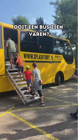 Bus splasht het water in 😱 #fyp #splashtours #uitjesinrotterdam #rotterdam #foryou #bus #boot #event #splash #tour #water #zwartezwaanevents 