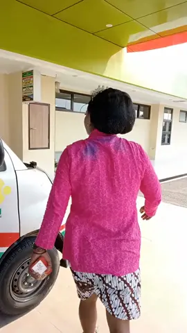 Disuruh emergency pas lagi karnaval 😂 Seorang supir ambulans yg akun IGnya bernama @zulfikarrrrrr_ ini membagikan kisahnya lucunya tiba
