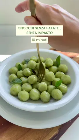 GNOCCHI DI ZUCCHINE  Dopo quelli di carote non potevo non lasciarvi anche questa versione! A base di zucchine, senza patate, si preparano in un attimo con un cucchiaio. Non c’è bisogno di impastare e sono perfetti per mangiare più verdure in famiglia!  Ingredienti per 4 persone: 800g di zucchine peso a crudo (circa 4 zucchine medie) 800g di farina di riso (se volete potete utilizzare anche la 0 o la 1) q.b. sale  Procedimento  Grattugiamo le zucchine con una grattugia a fori larghi. Possiamo utilizzarle così oppure possiamo frullarle con un minipimer (se non piacciono i pezzi), aggiungiamo la farina e mescoliamo con un cucchiaio fino ad ottenere un panetto omogeneo. Formiamo gli gnocchi con le mani e tuffiamoli direttamente nell’acqua bollente e salata. Io li ho conditi con basilico e olio ma sono eccezionali anche con del burro vegetale.  💫nel caso l’impasto risultasse troppo morbido, aggiungete farina! L’acqua presente negli ortaggi/verdure è variabile! #gnocchi #zucchine #basilico #ricetteitaliane #cucinamediterranea #cucinatradizionale #verdure #caldo #estate #ricettafacile #ricettesane #ricetteveloci #veganitalia #senzaglutine   