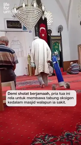Inspirasi! Seorang pria tua asal turkiye ini datang untuk shalat berjamaah dengan membawa tabung oksigennya, meski mungkin ia kondisinya sudah tidak muda lagi dan di berikan ujian sakit.. Dari Abu Hurairah radhiyallahu ‘anhu, Rasulullah shallallahu ‘alaihi wa sallam bersabda, وَلَوْ يَعْلَمُوْنَ مَا فِي العَتَمَةِ وَالصُّبْحِ لَأَتَوْهُمَا وَلَوْ حَبْوَاً “Seandainya mereka mengetahui pahala shalat Isya dan Shubuh, pasti mereka akan mendatanginya walaupun dengan merangkak.” (HR. Bukhari, no. 615 dan Muslim, no. 437) Tentu, Reminder banget buat kita khususnya para pria, agar bisa melaksanakan shalat berjamaah di Masjid, karena begitu besar pahala yang akan di dapatkan. Semoga Allah mengizinkan & memudahkan kita untuk mengenali semua nikmat yang telah Allah berikan kepada kita dan mensyukuri semua yang telah Allah berikan kepada kita. @lifeforummah #fypシ #fyp #Makkah #Islami #dakwah #muslim