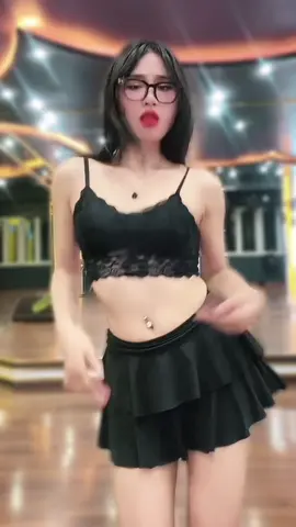 Bài này nghe bắt tay nhỉ , mỗi tội ko có hỉu j hết 😂 #tiktokdancevn #tiktokgiaitri #fyp #xuhuong #miuty 