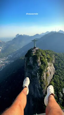 🚁 Como é e quanto custa o voar de helicóptero sem portas no Rio de Janeiro 👇🏼 O voo da @vertical.rio tem duração de 30 min com 2 paradas para colocar os pés pra fora, Arpoador e Cristo Redentor. O voo custa R$1064 por pessoa com cupom “vazaonde” , só colocar quando foi agendar seu voo no site. + info +  Minimo 1 pax para reserva Capacidade 6 pax Aluguel de GoPro Carbono neutro * cupom de desconto na Vertical Rio *
