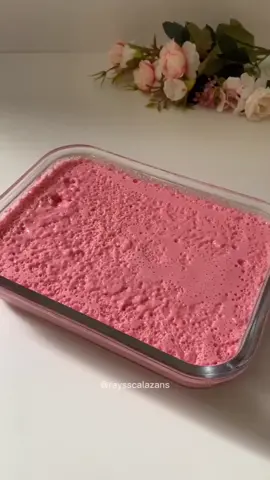 Sobremesa fit 😍😋 Gelatina zero sabor morango Iogurte natural 2 colheres de leite em pó (ou whey) Receita da Maravilhosa @raysscalazans ❤😋 #gelatinafit #gelatina #zeroacucar #docesau #docefit #receitasaudável #receitafacil #sobremesafacil #sobremesasaudavel #saudavel #alimentacaosaudavel 
