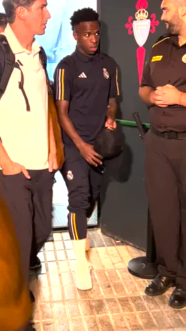 Así abandona Balaídos @vinijr tras marcharse del partido lesionado 📹 @squirante #TikTokDeportes #tiktokfootballacademy #futbol #football #LALIGA #LALIGAEnDAZN #RealMadrid #Madrid #Vinijr #Vinicius #viniciusjunior