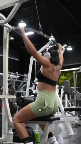 back and bis in houston!! 🤠 i had so much fun making this video!🤍 1️⃣ single arm bent over row 2️⃣ wide grip pull down 3️⃣ overhand rows 4️⃣ single arm kneeling pull down 5️⃣ hammer curls 6️⃣ barbell bicep curl #backday #backworkout #backandbiceps #backandbis #backexercise #workoutsforwomen #gymhacksforwomen #micdupworkout #micdup #funny #relatable #foryou #foryoupage #fyp 