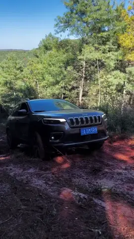 OMG Jeep Grand rides up the mountain on a slippery road #CHINAODA #offroader