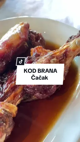 Pečenjara kod Brana, Čačak Legendarno mesto u potpunosti opravdava reputacuju. I prase i jagnje odlični, kajmak zaslužuje posebnu pažnju, retko gde se nailazi na ovako dobar a nije da ih nisam probao na dosta mesta 😁 Ono što se takođe ne sme propustiti je pečeni krompir sa istim tim kajmakom preko 🤤
