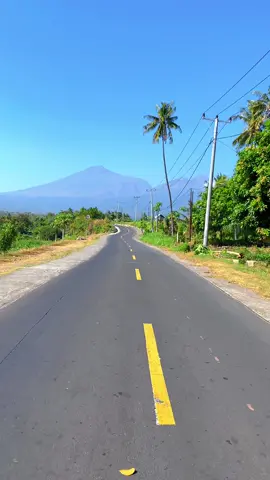 kapan lagi kan melintasi jalan dengan view rinjani secantik kamu eh secantik ini hihi😁.. . #lomboktraveler_ #jalanjalan #views #lombok #wisatalombok #lombokviral #lombokutara #bayan #fyp 