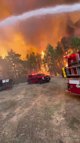 Oooooo it was a hot one in jasper county for our Pineland FD brush trucks going on the deffensive saving that house🔥🔥💯#fyp #wildlandfirefighter #fire #brushtruck #viral #explorepage #wildfireseason 