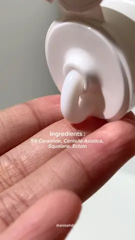 Skin barrier rusak? Kalian bisa pakai basic skincare salah satunya pakai sunscreen. Nah, aku punya rekomendasi sunscreen yang cocok banget buat memperbaiki skin barrier!!! Yups, sunscreen azarine yang SPF 35 PA+++ ini💖 #racunsunscreen #racunskincare #rekomendasisunscreen #sunscreen #skinbarrier #azarinesunscreen 