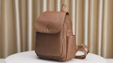 Chiếc balo có thiết kế đơn giản mang hơi hướng năng động, có thể mang đi làm, cũng có thể dùng khi xuống phố cùng bạn bè #LATA #bal44 #baloda #balonu #balothoitrang 
