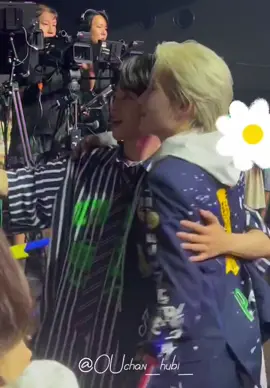 Ôm rất mượt, cuối cùng Bonbin của tui cũng tương tác trong showcon rồiiiii 😭 Cre: ouchan_hubi_ #Hanbin #Hanbin_Tempest #Hyuk #Bonbin #템페스트 #Tempest #showcon #t_our #gr888 #viral #xh #otp