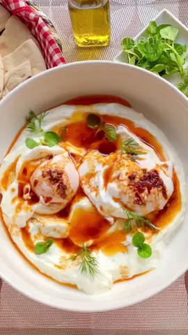 🍳 Huevos Turcos ó Çilbir  Un desayuno típico de la gastronomía Turca y una de las formas más ricas de comer huevos escalfados 🥰 los huevos turcos o también conocidos como Çilbir, por aquí les dejo para variar sus desayunos 😉 Necesitas: Crema de yogurt Griego: 250 Gr de yogurt griego  Jugo de 1/2 limón  1 Cda de menta fresca  1 Cda de eneldo fresco  1 diente de ajo triturado  1/4 Cdita de pimienta negra  1/2 Cdita de Sal  Chorrito de aceite de oliva  Aceite especiado: 2 Cdas de aceite de oliva  1 Cda de mantequilla sin sal  2 Cditas de paprika  1/2 Cdita de pimienta de cayena  Para los huevos escalfados: 2 huevos  1 litro de agua  15 ml de vinagre de manzana o blanco    Preparación: Seguir indicaciones del video  💡 Los huevos escalfados: Poner a cocinar el agua y el vinagre , cuando esté cerca el momento de hervir , (entre 80-90 C) hacer un remolino en el agua  y poner cuidadosamente el huevo dentro , dejar cocinar de 4-5 minutos.  Gracias por ver ! No olvides compartir 🫶🏻🙋🏻‍♀️ #Cookingenial #huevosturcos #çılbır #cilbir #huevospoche #huevospochados #huevospoché #desayuno #desayunosaludable #desayunosano 