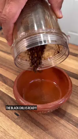 Este Chile Negró le da un toque especial a tus botanas o cócteles de frutas. ¡Provecho! 😋 @RamosTortimex  Te invito a que vayas a la página https://www.ramostortimx.com/ y allí encontrarás el comal y muchas cosas más. Que no se te olvide usar mi código  FREDDY24  para que obtengas un descuento en tu compra más aparte envío gratis. #chilepicoso #picoso #picante #ramostortimex #comal
