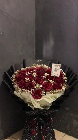Red roses mix baby breath❤️ look good😍 #buketpekanbaru #buketbangkinang #flowerbouquet #buketanniversary #buketmawar #buketbuatayang #buketwisuda #buketbabybreath #bukettunangan #buketbungakering 