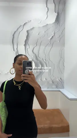 come with me to get in an inexpensive facial at @glowbar #nyc #nycfacial #nycbeautysalon #skincare #inexpensivefacial #beautymembership #nyclifestyle #nycliving #nycminivlog #beautymaintenance 