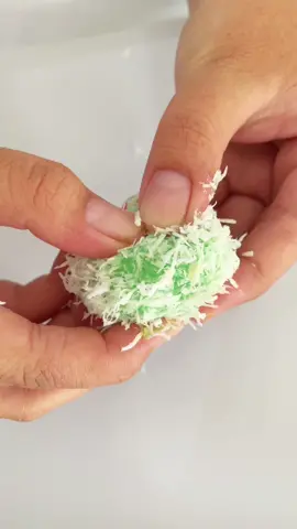 Wow lumer banget isi kue klepon. Ada yang tau ga isinya pake apa? Kata kuncinya “manis” yaa 🤭 #kuebasah #klepon #kulinerserangbanten 