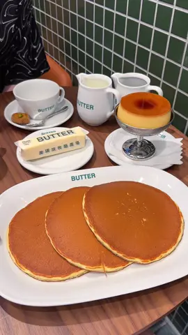 バターが丸ごと1本付いてくるホットケーキ🥞 📍東京/丸の内「BUTTER」 ･バターを食べるホットケーキ 2200円 ･プリン 1200円 #東京グルメ #東京カフェ #butter 