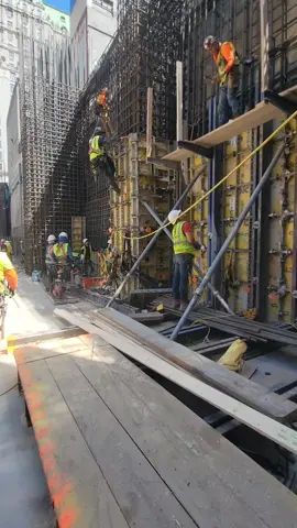 La construcción en Estados Unidos trasciende más allá de la obra misma, convirtiéndose en un lugar donde la amistad y la colaboración florecen . Cómo los trabajadores de diversos orígenes y habilidades se unen en un espíritu de camaradería.#construction #manhattan 