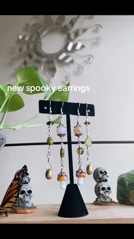check out more on instagram @shop.metalmark.creaciones 🧶⛓️🦷🧡🖤🐛🍃#screammovie #VozDosCriadores #fyp #spook #spookyseason #spookytreats #earrings #earringslovers #fypシ #handmade #insta #pumpkinseason #pumkinspiceeverything 