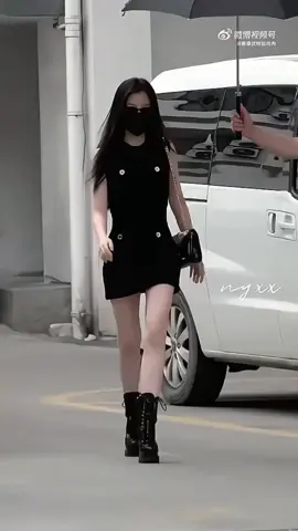 1/9 Ngu Thư Hân đi làm. Style chị ta xịn nên được Givenchy và Moschino đi Paris Fashion Week và Milan Fashion week.🌹#fyp #xuhuong #yushuxin #nguthuhan #estheryu 