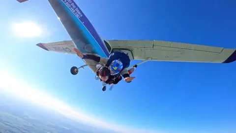 Sky diving 10.000ft check 🤭 next apalagi ya? 