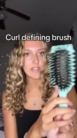 If youre looking for defined curls, this is for you 👀 brush is from @BounceCurl code: hannah10  #curlyhair #curlyhairtutorial #curlyhairtips #curlyhairroutine #curly 