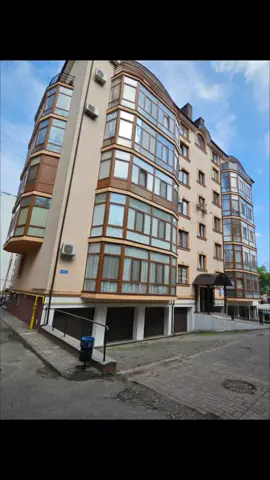 1-новобудова, дуже простора! 67м². Вул. Головна (р-н Автовокзалу) поверх 5/6, автономне опалення. Все залишається. Парковочне місце для кожної квартири! Ціна 75000$ оформлення включене у вартість. Тел. 0660378999