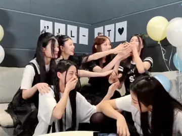 this is making me emotional🤧 this was their first live and they were shocked because of the views and likes but wonhee accidentally hit yunah and keeps on apologizing😭 #wonhee #yunah #moka #youngseo #iroha #minju #illit 