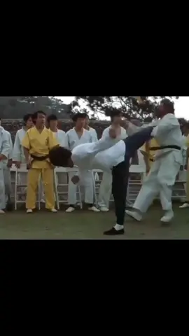 Bruce Lee's Skip Side Kick Tutorial!  . #taekwondo #martialarts #karate #mma #kickboxing #muaythai #tkd #kungfu #viral #trending #martialartist #artesmarciales #foryou #fyp 