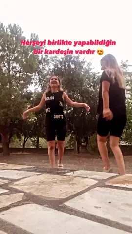 Biz her güzel anımızı birlikte yaşıyoruz çünkü birbirimizin en iyi arkadaşıyız! Peki sizin ki kim ? 😍#kızkardeşler #kardeşlik #BestFriends #ikizler #eniyidostum #eniyiarkadaşım 