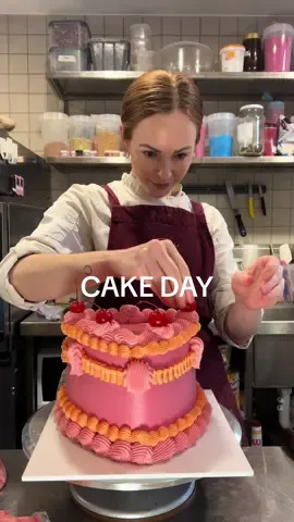 Cake day drama 🫠 #cakedecorating #bakerylife #bakeryowner #caketok 