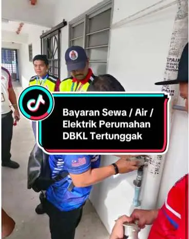 SAMPAI BILA NAK TERTUNGGAK BAYARAN SEWA? Isu penyewa Perumahan Awam (PA) dan Projek Perumahan Rakyat (PPR) yang culas membayar sewa bukanlah isu yang baru. Berbagai alasan diberi dalam keadaan DBKL telah membuka ruang untuk mereka ini datang berbincang. Dah bagi ruang tapi tak mahu pula datang berbincang 🤦🏻‍♂️. Jadi DBKL melalui Jabatan Pembangunan Komuniti Dan Kesejahteraan Bandar (JPKKB) sedang melaksanakan Operasi Kunci Air (OKA) ke atas penyewa-penyewa yang bertunggakan sewa ini. JPKKB telah melaksanakan di 2 kawasan PA/PPR iaitu PPR Perkasa dan PPR Seri Alam dan akan meneruskan OKA di kawasan-kawasan lain juga. Pelbagai usaha telah dibuat bagi memberi ruang kepada penyewa yang mempunyai tunggakan ini bagi menjelaskan bayaran sewa yang tertunggak. Tindakan seperti mengeluarkan hebahan serta notis, ditambah pula sesi bersemuka dan pembukaan kaunter bergerak di kawasan PA/PPR telah dilaksanakan. Ia bertujuan bagi memudahkan penyewa berunding untuk menstrukturkan bayaran bagi menjelaskan tunggakan. Pembukaan kaunter bergerak pula adalah bagi memudahkan urusan pembayaran penyewa terutama penyewa yang bertunggakan. Setelah segala usaha dibuat, tindakan kunci air dikenakan ke atas penyewa-penyewa yang masih berdegil untuk tampil berunding bagi menyelesaikan tunggakan walaupun pelbagai peringatan dan peluang diberikan. DBKL memandang serius perkara ini dan akan memperluaskan OKA di unit-unit yang bertunggakan di semua kawasan PA/PPR bagi mengesan para penyewa yang culas membayar sewa.  Jadi kepada penyewa-penyewa yang ada tunggakan bayaran sewa tu dan belum dikenakan tindakan, selesaikan segera bayaran tertunggak tersebut. Ramai di luar sana yang menanti bertahun-tahun tapi masih tidak berpeluang untuk mendiami rumah PA/ PPR yang diuruskan oleh DBKL. Anda yang dah dapat, culas pula membayar sewa🤦🏻‍♂️ Jelaskan tunggakan sebelum tindakan kunci air dikenakan yang pasti akan menimbulkan kesulitan nanti. Bayar Sewa, Jelas Tunggakan, Elak Tindakan. #KLBandarUntukSemua #bandarmampanbandarsejahtera