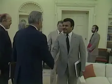 الثمانينات الميلادية 🎞️                                                     الرئيس الأمريكي رونالد ريغان يستقبل سفير المملكة العربية السعودية في واشنطن الأمير بندر بن سلطان بن عبدالعزيز ال سعود ، عام 1985  #بندر_بن_سلطان#الامير_بندر_بن_سلطان#ksa#السعودية 