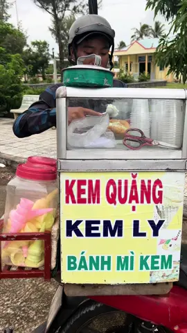 Tuổi thơ ai đã từng ăn món này? Hồi nhỏ cứ nghe thấy tiếng chuông của kem từ xa là đã chạy ra đón để mua.Bây giờ siêu thị bán đầy nhiều loại kem nhưng vẫn cứ thích món ổ bánh mỳ đầy ấp kem này 😋. #monantuoitho #kem #mientay #71bentre_xinchao🌴 #71bentre #71c3 