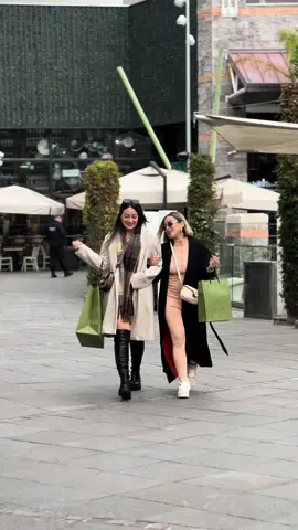 Eu e tiaga comprando umas guccinha em santiago 🤧🎰🗣️ #santiago #distritodelujosantiago #gucci #viagemdeamigas  