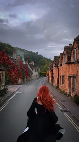 Everyday fairytales in The Cotswolds ✨🏡🍂   📍Castle Combe, The Cotswolds, England   #england #visitengland #lovegreatbritain #visitbritain #thecotswolds #wiltshire #autumnaesthetic #autumnvibes #fallvibes #darkacademia #darkacademiaaesthetic #englishvillage #villagelife #darkaesthetic #uktravelblogger #uktravelguide #prettiestvillages #visitengland #britishcountryside where to go in the cotswolds, best of England, where to go in England, where to travel in England, day trips from London, visiting the cotswolds, where to go in the cotswolds #fairytale #countryliving #sondeflor @sondeflor #castlecombe #darkcottagecore #englishaesthetic #everydaymagic #harrypotter #magicallytravelling