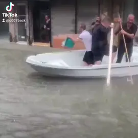 😨 In the north of Turkey, in the city of Samsun, there is a strong flood after a downpour . Some streets were completely flooded, several roads were washed away. People are forced to cross the road on boats.