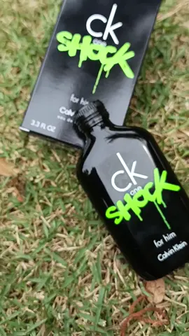 CALVIN KLEIN ONE SHOCK 100mL EDT É um perfume Âmbar Especiado Masculino, uma fragrância que personifica a masculinidade refinada em sua forma mais cativante. Suas notas suculentas e picantes exalam toda a sensualidade dos homens jovens, numa assinatura duradoura. As notas de topo são: Lavanda, Clementina e Pepino. As notas de coração são: Cardamomo, Pimenta, Manjericão e Osmanthus. As notas de fundo são: Tabaco, Âmbar, Patchouli, Notas Amadeiradas e Almíscar. ✨ Intensidade: Moderada / Alta ✨ Tempo de fixação: Longo  ✨ Projeção: 9/10 ✨ Ocasião: Namorar, Encontros, Baladas, Dia a dia, Faculdade. ✨ Clima: Versátil mas com maior projeção no Frio e período noturno Peça o seu agora mesmo! Entre em contato através do whatsapp ativo na Bio 📲 ®️Perfumes Importados Originais  📦 Enviamos para todo Brasil ✈️🚚 #perfume #paccorabanne #importados #perfumariaimportada #invictus #brasil #azzaro #lancome #ferrari #hugoboss #carolinaherrera #calvinklein #ck #one #ckone #foryoupage #foryou #fy #fyp #f #ckone #one #one #ck #calvinklein 